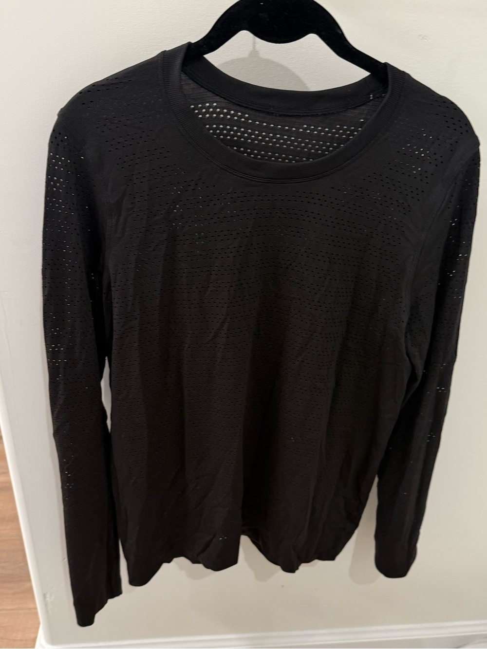Lululemon relaxed Swiftly size 10 perforated Black